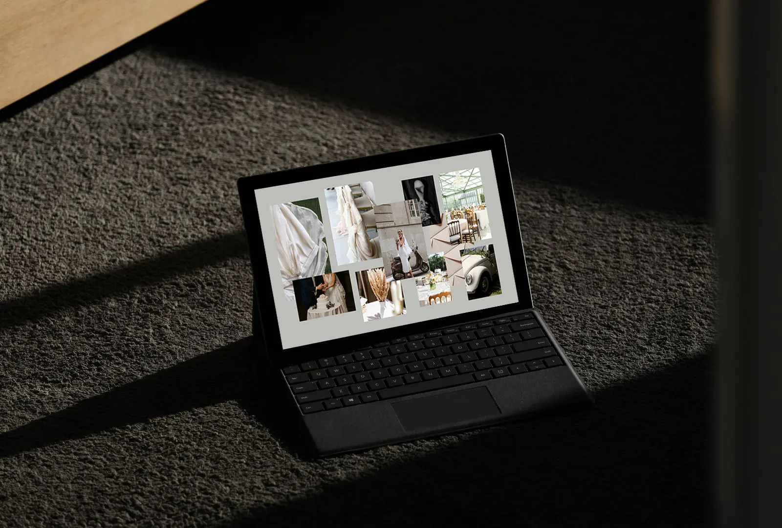Dators, kas ekrānā attēlo kāzu moodboardu maigos nude toņos. Moodboardā ietvertas estētiskas fotogrāfijas ar līgavu, kāzu dekorācijām un citiem kāzu elementiem, radot elegantu un romantisku atmosfēru. Attēls atspoguļo mūsdienu kāzu plāno&scaron;anas procesu, parādot digitālo rīku izmanto&scaron;anu ideālā kāzu vizijas radī&scaron;anai. Kopējais attēla tonis ir mierīgs un sofistificēts, izceļot tehnoloģiju integrāciju kāzu plāno&scaron;anā.